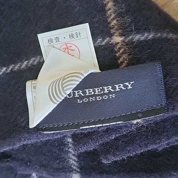 (SOLD)Authentic Burberry lap wool blanket/wrap - Picture 3 of 4